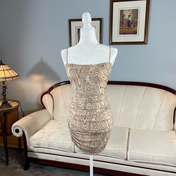 Dynamite Retro Print Ruched Dress - Picture 7 of 15